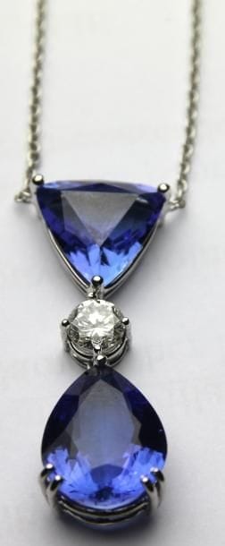 PENDENTIF et sa chaine en or gris orné de...