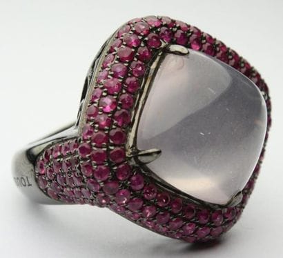 BAGUE en argent rhodié, ornée d'une importante...