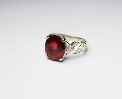 BAGUE en argent rhodié, ornée d'une importante...