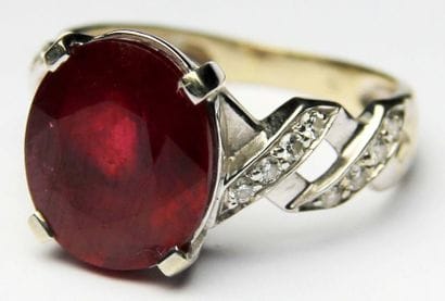 BAGUE en or gris ornée d'un rubis de taille...