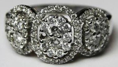 BAGUE ajourée en or gris ornée de diamants...