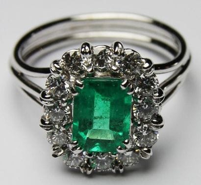 BAGUE en or gris ornée d'une émeraude de...