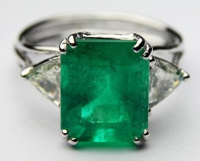 BAGUE en or gris ornée d'une émeraude d'environ...