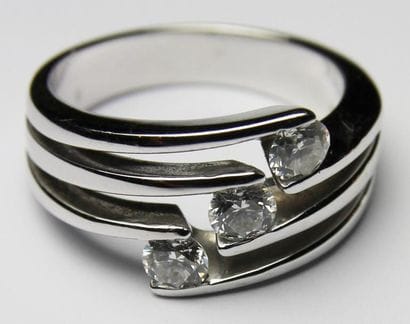 BAGUE en or gris la monture ajourée et ornée...