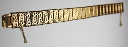 BRACELET manchette en or jaune, motifs ajourés...