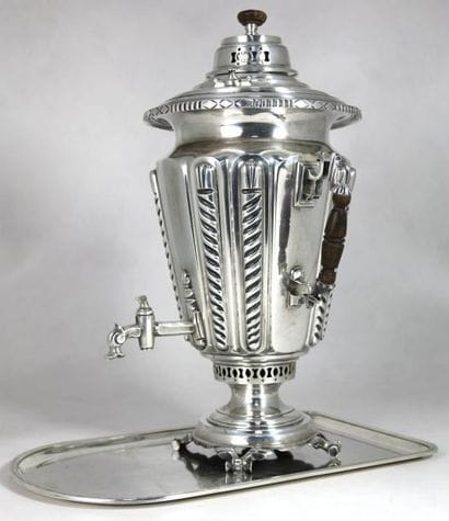 SAMOVAR et son PLATEAU en métal argenté,...