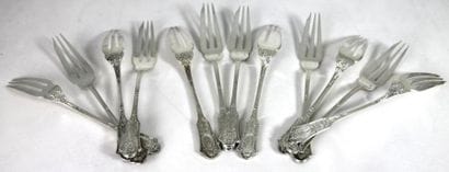 SUITE DE 12 FOURCHETTES A POISSONS en argent,...