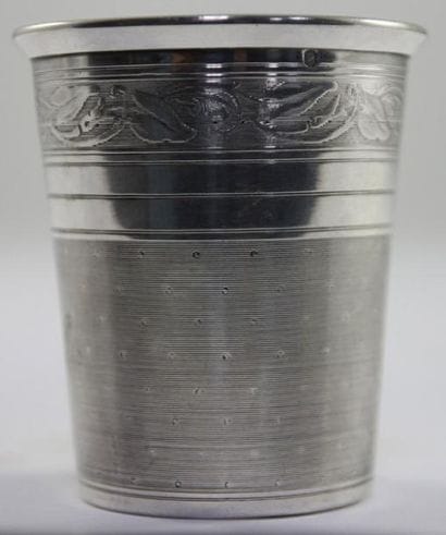 TIMBALE en argent à décor gravé de filets,...