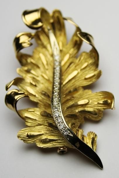 BROCHE en or jaune stylisant une feuille...