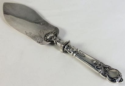 PELLE A TARTE en argent à décor incisé d'enroulements...