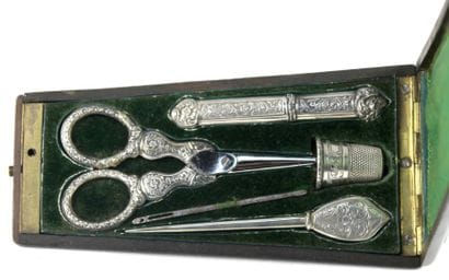 NECESSAIRE A COUTURE en argent composé de...