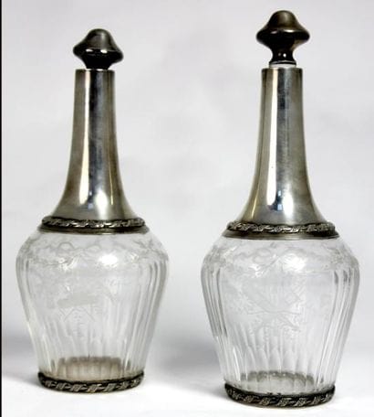 PAIRE DE CARAFES en verre ciselé et gravé...