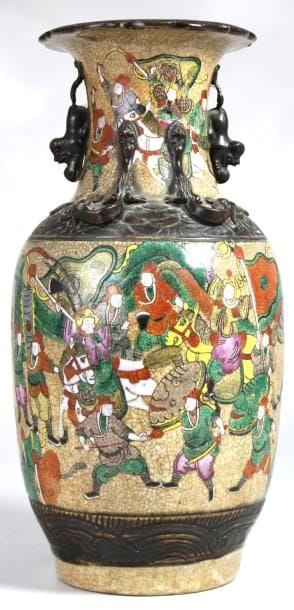 CANTON VASE en porcelaine poylchrome à décor...