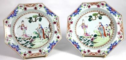 CHINE
PAIRE D'ASSIETTES octogonales en porcelaine...