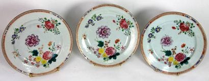 CHINE
SUITE DE TROIS ASSIETTES RONDES en...