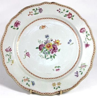 CHINE
PLAT en porcelaine polychrome à bordure...