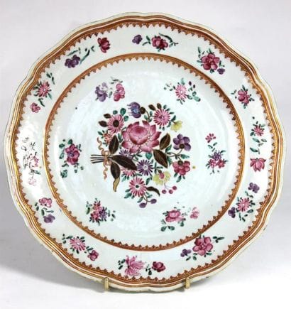 CHINE
PLAT en porcelaine polychrome à bord...