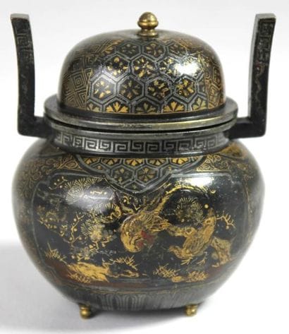 CHINE
POT POURRI en métal laqué à décor de...