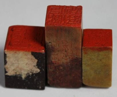 CHINE
TROIS CACHETS en pierre dure gravé...