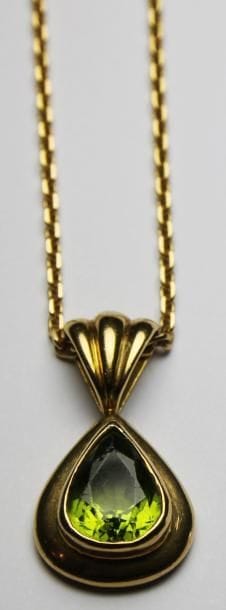 PENDENTIF et sa chaine en or jaune orné d'un...