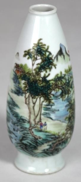 CHINE
PETIT VASE en porcelaine polychrome...