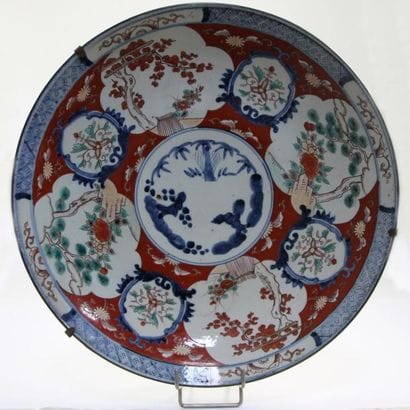 CHINE
Grand PLAT de forme circulaire en porcelaine...