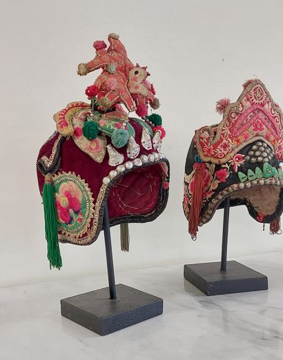 YUNAN 

Trois chapeaux de bébés brodés à...
