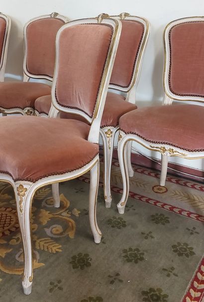 SUITE DE SIX CHAISES en bois laqué et doré,...