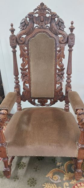 PAIRE DE FAUTEUILS en chêne richement sculpté...