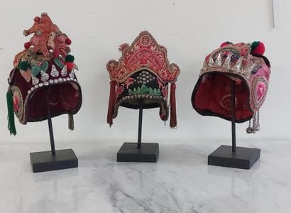 YUNAN 

Trois chapeaux de bébés brodés à...