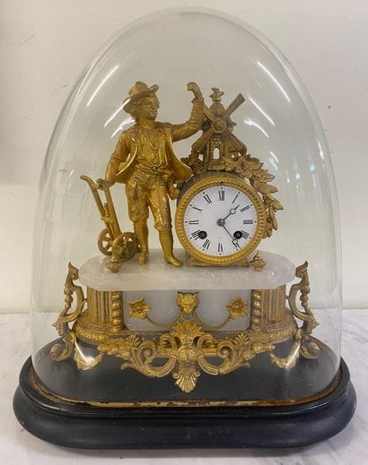 PENDULE in regula and alabaster decorated...