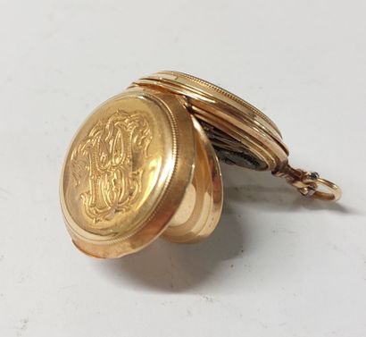 SMALL GOLD LADY'S GOLF WATCH 

PB : 22,35...
