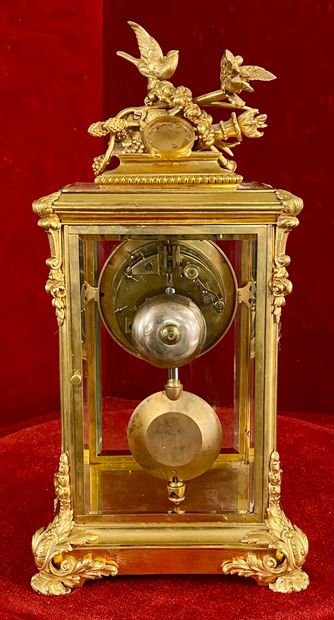 PENDULE CAGE en bronze doré à décor d'oiseaux...