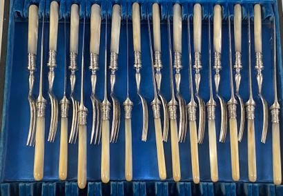 DESSERT SET in silver-plated metal and mother-of-pearl

Later...