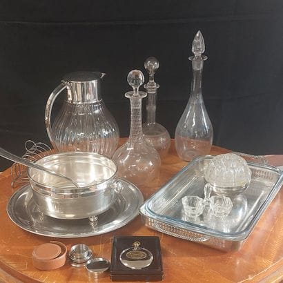LOT comprenant :

- 3 carafes 

- plat en...