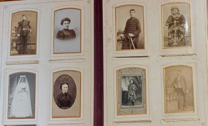 DEUX ALBUMS avec photos de famille, port...