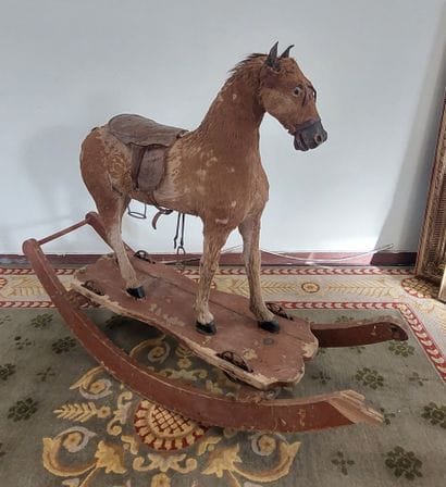 GRAND CHEVAL en carton couvert de peau véritable,...
