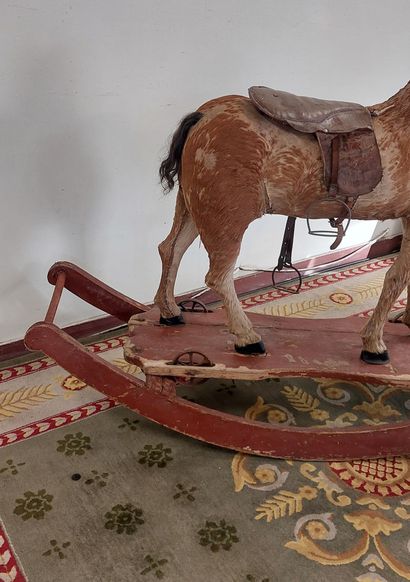 GRAND CHEVAL en carton couvert de peau véritable,...