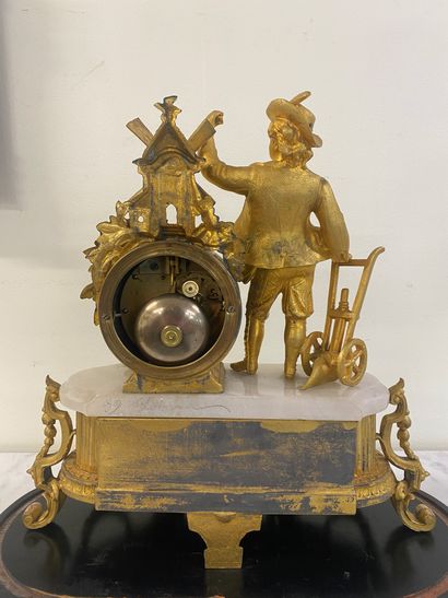 PENDULE in regula and alabaster decorated...