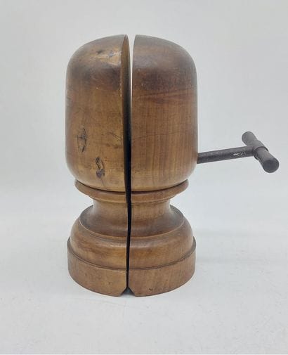 FORME A CHAPEAU en bois à système 

H : 32...
