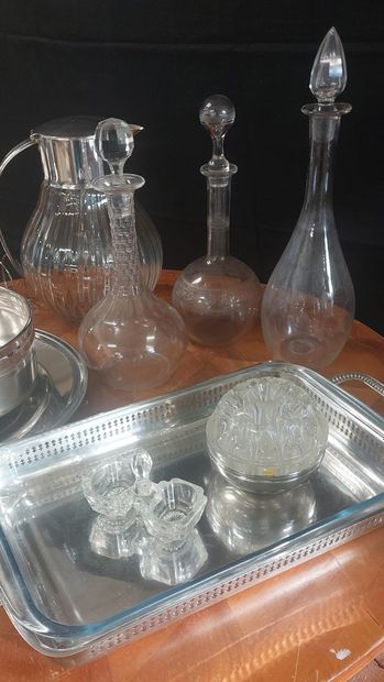LOT comprenant :

- 3 carafes 

- plat en...