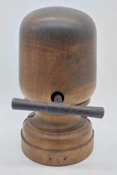 FORME A CHAPEAU en bois à système 

H : 32...