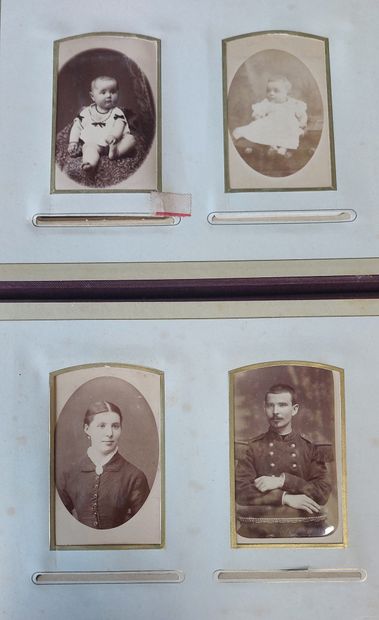 DEUX ALBUMS avec photos de famille, port...