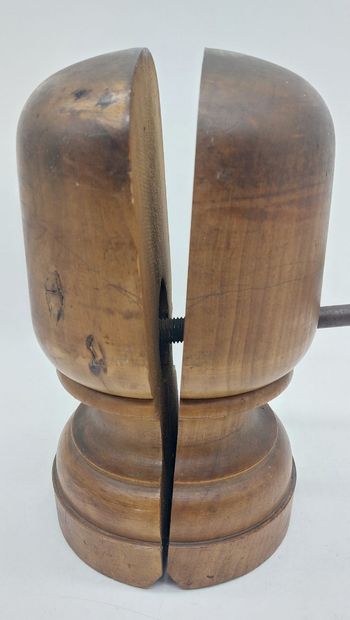 FORME A CHAPEAU en bois à système 

H : 32...