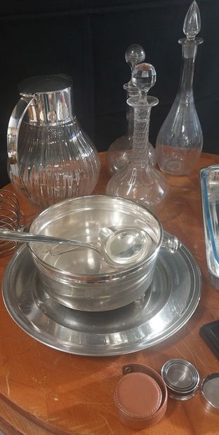 LOT comprenant :

- 3 carafes 

- plat en...