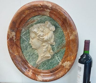 OVAL MEDALLON painted in imitation of marble...