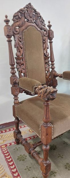 PAIRE DE FAUTEUILS en chêne richement sculpté...