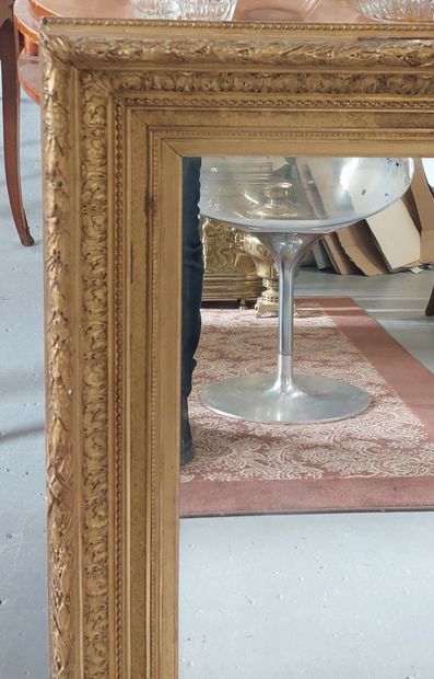 MIROIR dans un cadre en bois et stuc doré...