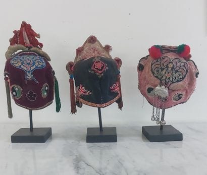 YUNAN 

Trois chapeaux de bébés brodés à...
