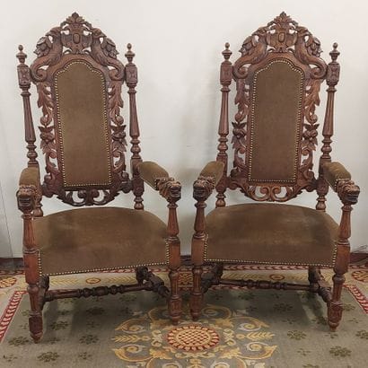 PAIRE DE FAUTEUILS en chêne richement sculpté...